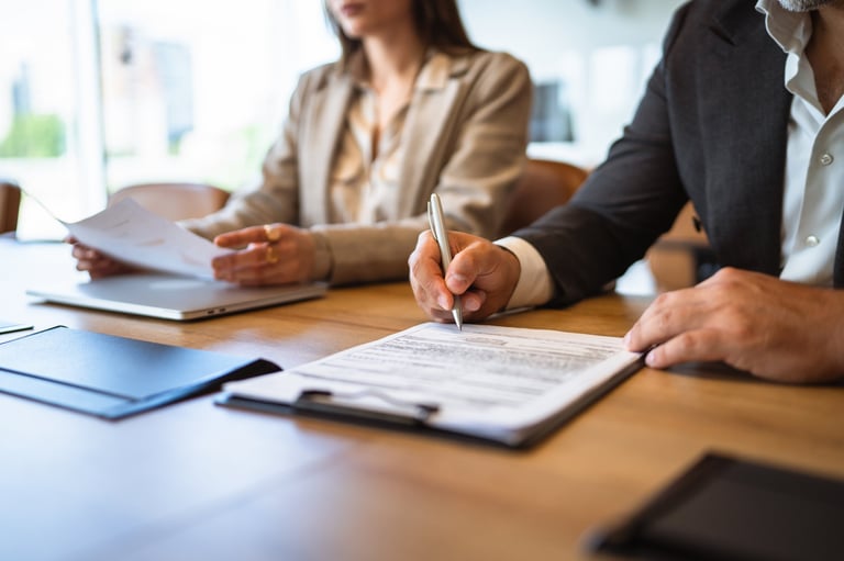 Professional immigration lawyer providing urgent 24/7 legal support for foreigners facing deportation risk and detention in Turkey