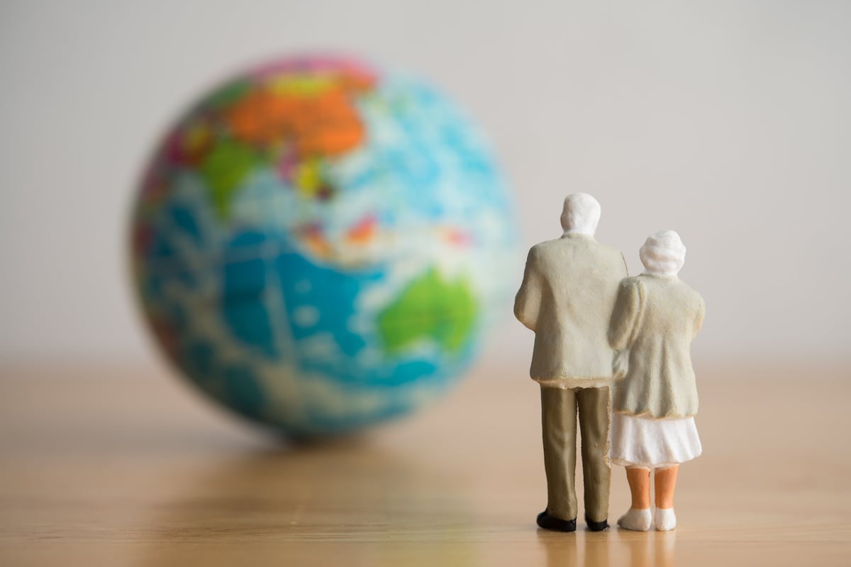 Senior couple planning expat retirement abroad representing long-term residence permit and permanent residency in Turkey through indefinite ikamet
