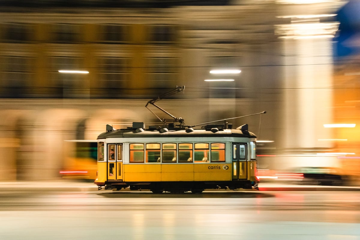 Lizbon'da hareket halindeki tarihi sarı tramvay