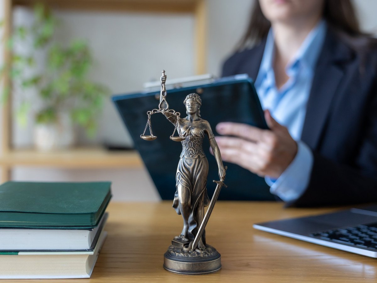 Avukatın ofisinde hukuki danışmanlık yaparken çalışma masasında belgeleri incelediği profesyonel görüntü